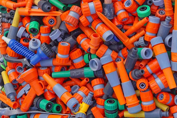 Su hortumları için renkli plastik valfler.