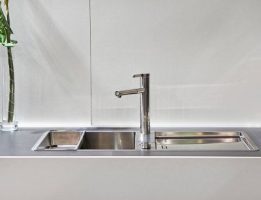 Modern lavabo ve beyaz mutfak musluğu.