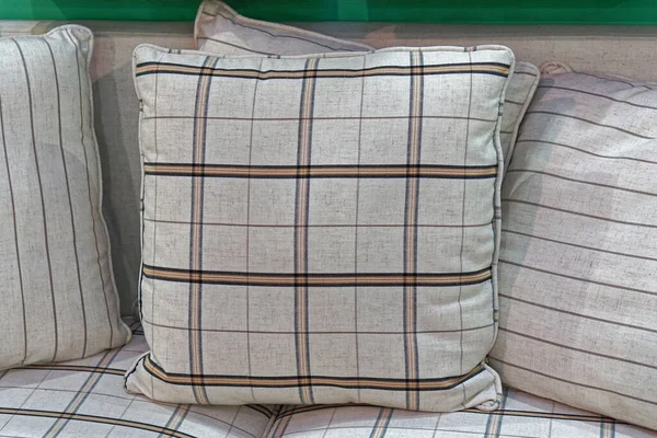 Dekorative Karierte Textilkissen Auf Dem Sofa — Stockfoto