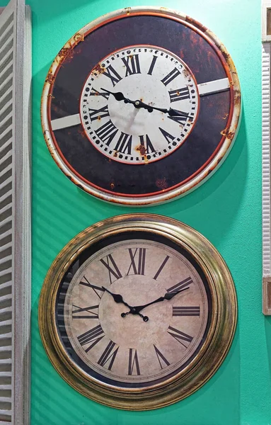 Deux Grandes Horloges Rondes Vintage Mur Vert — Photo