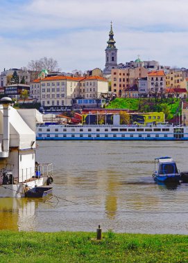 Tuna Nehri 'nden eski kasaba manzarası Belgrad Sırbistan