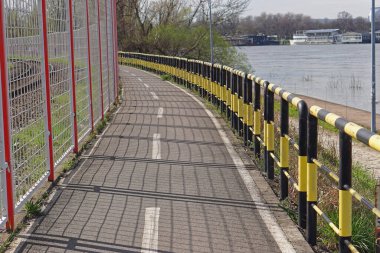 Tuna Nehri kıyısı boyunca bisiklet yolu