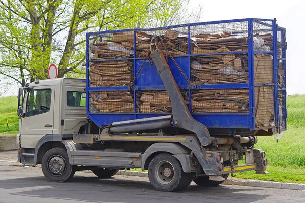 Lastbil Lastad Med Pappers Material För Återvinning — Stockfoto