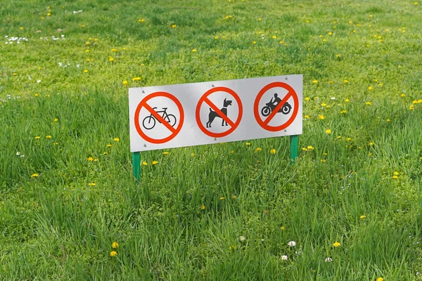 Restrizioni Cartelli Bordo Erba Verde Nel Parco — Foto Stock