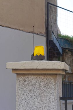 Uzaktan kumandalı parlayan ışık sinyali.