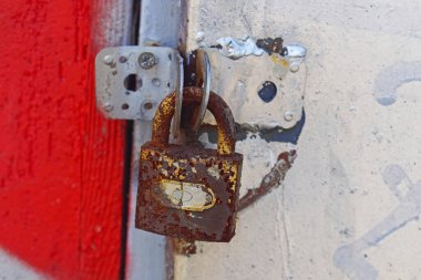Terk edilmiş depoda eski paslı kilit.