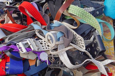 Bit pazarında kullanılmış kemerler.