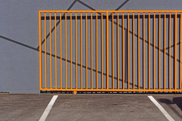 Orangefarbenes Schiebetor Aus Metall Haus — Stockfoto