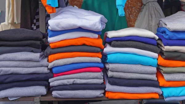 Colunas Camisetas Algodão Coloridas Empilhadas — Fotografia de Stock