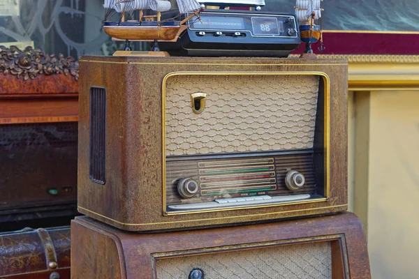 Vintage Odbiornik Radiowy Sprzedaż Pchlim Targu — Zdjęcie stockowe