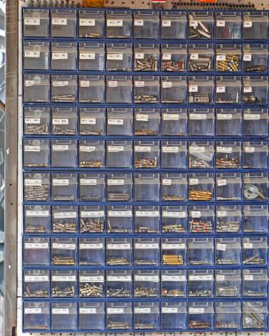 Tornavida biti soketi raf içine bit araçları ekler