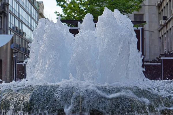 Fuente Agua Spray Géiseres Espuma Ciudad —  Fotos de Stock