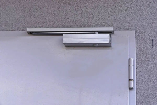 Kapının tepesinde otomatik yaklaşma aygıtı