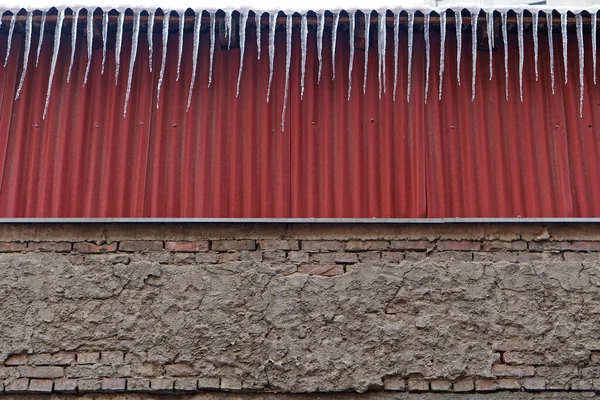 Gefährliche Eiszapfen Hängen Vom Hausdach — Stockfoto