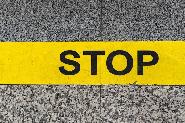 Stop Teken Gele Lijn Bij Marmeren Vloer Voorzichtigheid — Stockfoto
