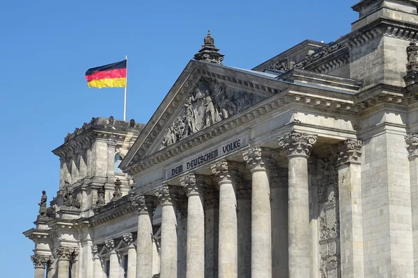 Tarihi Reichstag Binası çırpınan bir Alman bayrağı ile dış görünümü