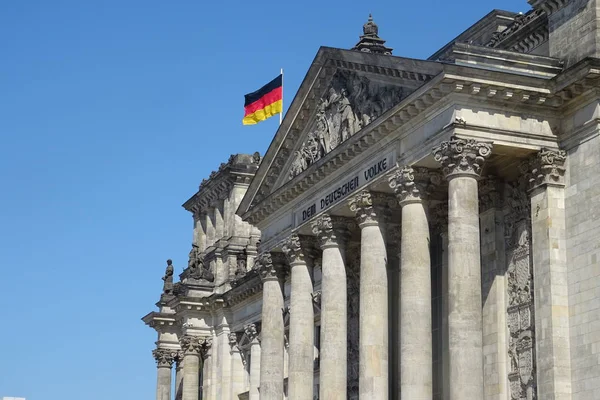 Tarihi Reichstag Binası çırpınan bir Alman bayrağı ile dış görünümü