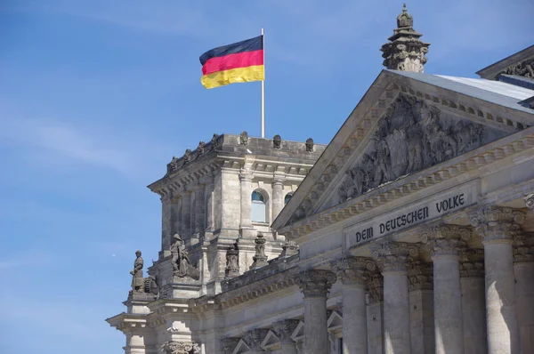 Εξωτερική Άποψη Της Ιστορικό Κτίριο Του Reichstag Φτερουγίσματα Γερμανική Σημαία — Φωτογραφία Αρχείου