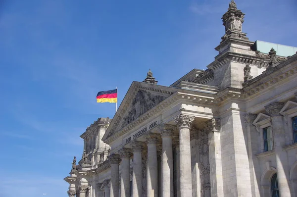 Exteriör Den Historiska Byggnaden Reichstag Med Fladdrande Tysk Flagg — Stockfoto
