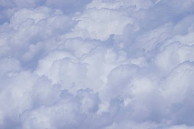     Uçan olarak 30.000 ft bulutların üstünde                           