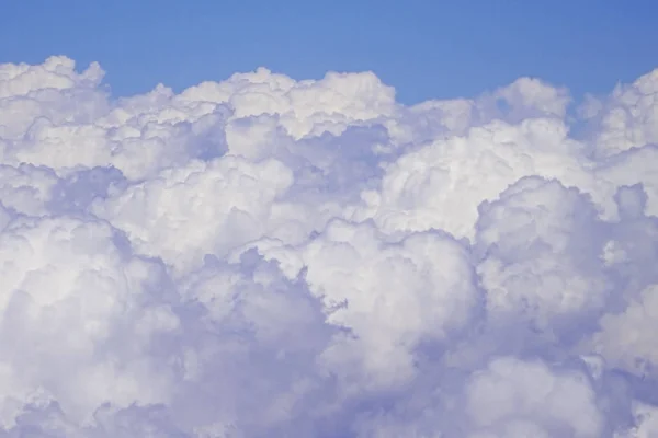 Uçan olarak 30.000 ft bulutların üstünde                               