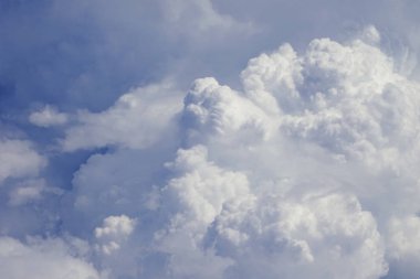 Uçan olarak 30.000 ft bulutların üstünde                               