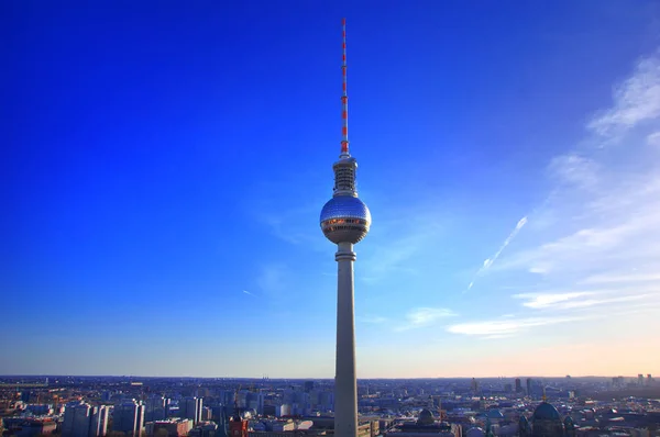 Berlin siluetinin panorama ve Berlin'in Tv Kulesi (Fernsehturm)