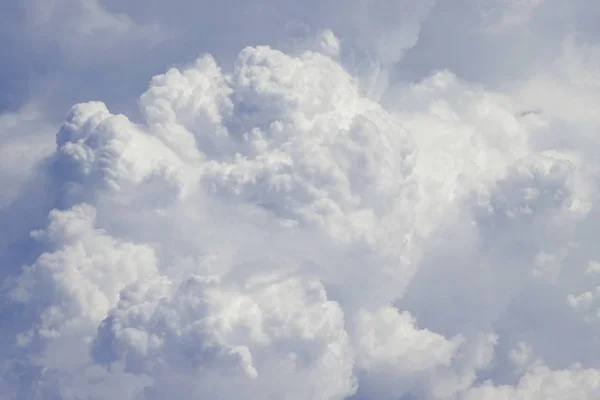 Uçan olarak 30.000 ft bulutların üstünde                            