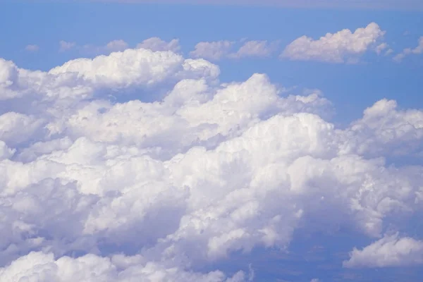 Uçan olarak 30.000 ft bulutların üstünde                              