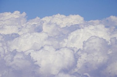 Uçan olarak 30.000 ft bulutların üstünde                               