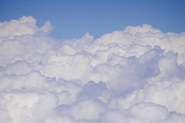 Uçan olarak 30.000 ft bulutların üstünde                              