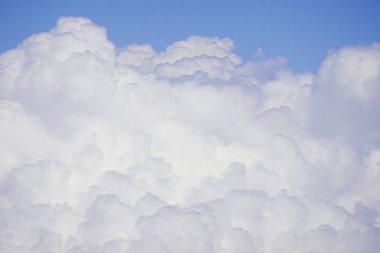 Uçan olarak 30.000 ft bulutların üstünde                              