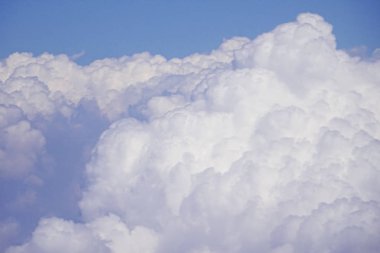  Uçan olarak 30.000 ft bulutların üstünde                              