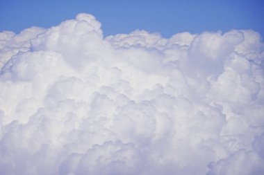 Uçan olarak 30.000 ft bulutların üstünde                               