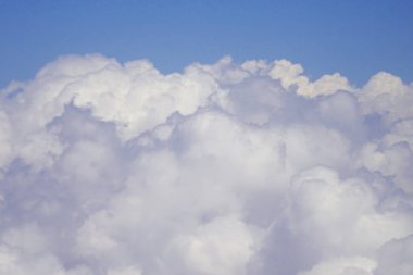 Uçan olarak 30.000 ft bulutların üstünde                          