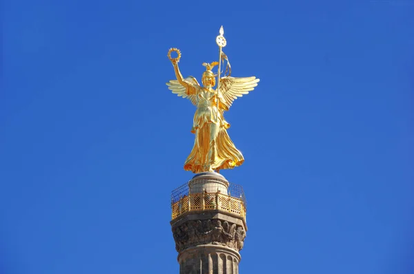 胜利专栏 Siegessauele 在柏林与古希腊罗马女神耐克的金黄雕像在顶部 — 图库照片