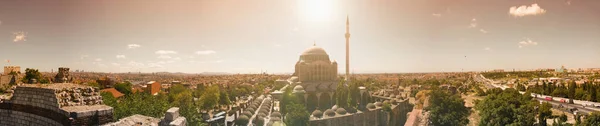 Istanbul tarihi yarımada olarak görülen Edirne Kapi.In görünümünden Skyline Mihrimah cami olduğunu.