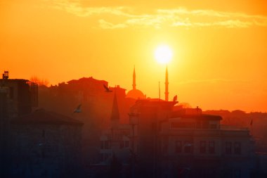 İstanbul, Boğaziçi tarihi Metropolis'te romantik bir gün batımı