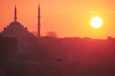 İstanbul, Boğaziçi tarihi Metropolis'te romantik bir gün batımı
