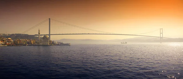 Boğaziçi Kıtalararası köprü Istanbul'da üzerinde romantik bir gündoğumu