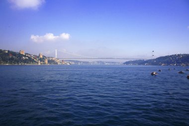 Boğaziçi Köprüsü ve Istanbul'da Rumeli Hisar Kalesi