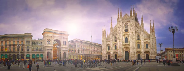Lombardy, İtalya Milano ana Meydanı (piazza) Panoraması. Şehrin Katedrali (Duomo sonra adlandırılır).