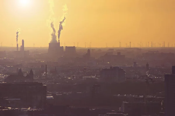 Çevre felaketi: bacalar egzoz gazları ve karbon dioksit (Berlin 2018 izin)