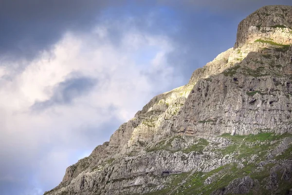 ギリシャの世界的に有名なオリンポス山の険しい岩の山腹 — ストック写真
