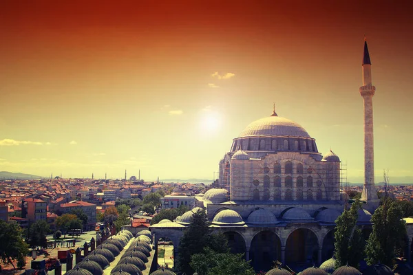 イスタンブールの日の出 前景にミフリマ モスク パノラマの景色 — ストック写真