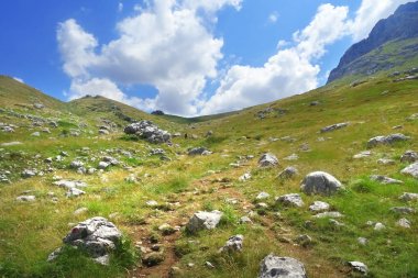 Epirus 'taki Mount Tymfi 'de bir dağ kenarındaki nefes kesen manzarası-Yunanistan                               