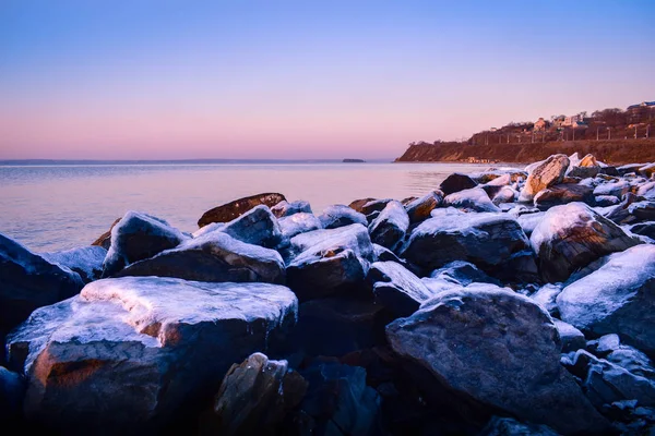 Roze Zonsondergang Aan Zee Met Grote Stenen Met Ijs Bedekte — Stockfoto