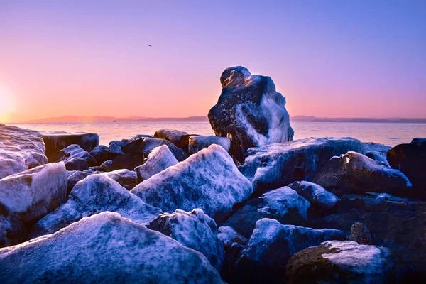 Roze Zonsondergang Aan Zee Met Grote Stenen Met Ijs Bedekte — Stockfoto