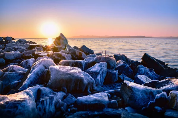 Roze Zonsondergang Aan Zee Met Grote Stenen Met Ijs Bedekte — Stockfoto