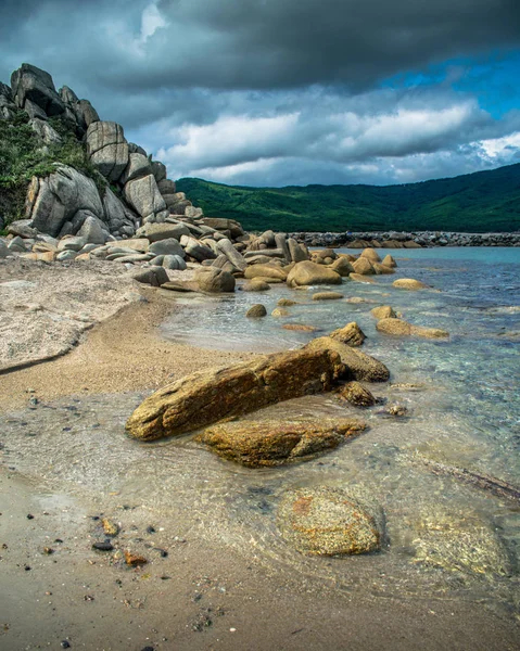 Cuaca Buruk Pantai Berbatu Pantai Laut Dengan Batu Batu Besar — Stok Foto